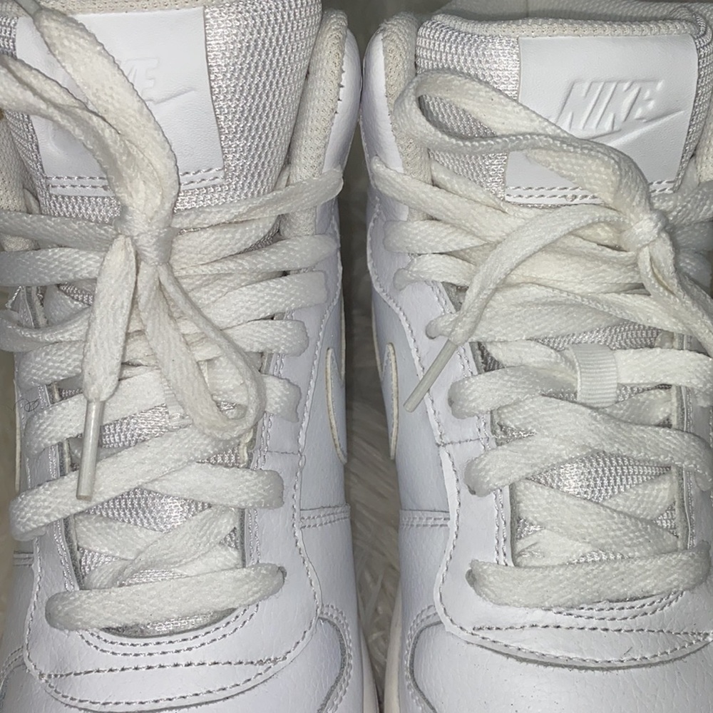 Nike Women's Basketball Shoes Sz 7.5 - Picture 4 of 9